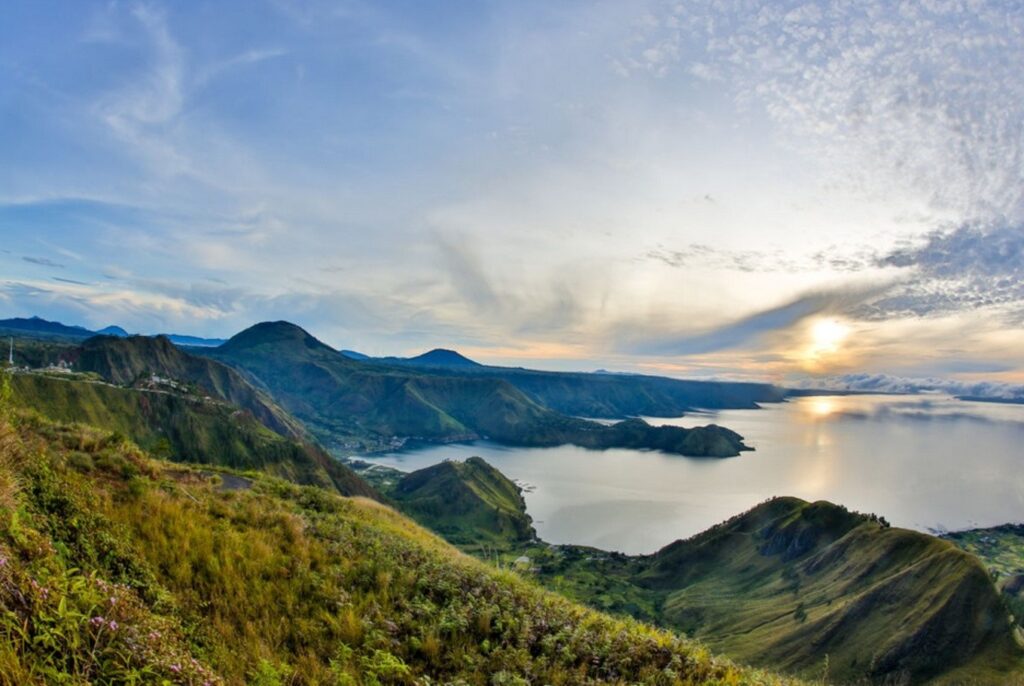 paket wisata danau toba dari silangit